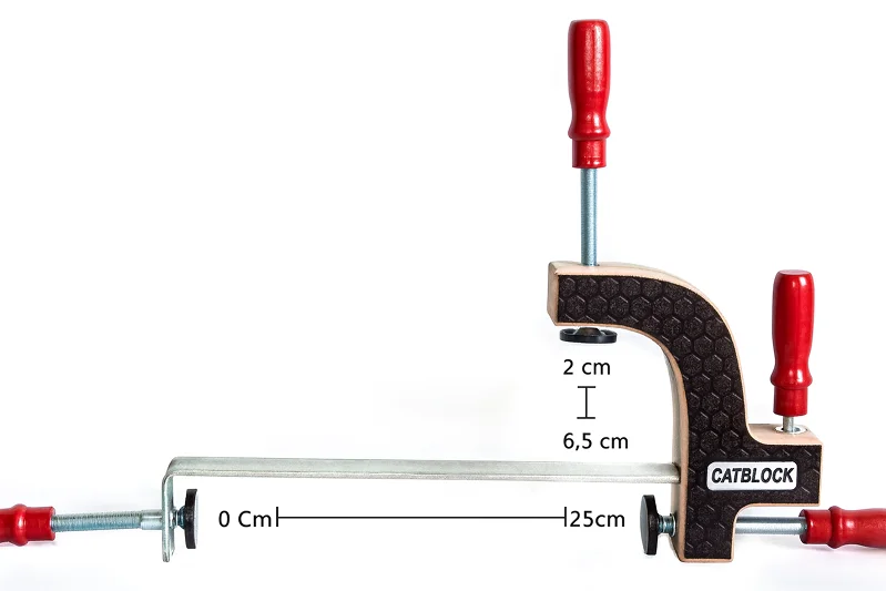 Esquema técnico de Catblock con medidas: cuerpo de 6,5 cm de profundidad, apriete superior con 2 cm de altura libre y brazo inferior regulable de 0 a 25 cm para marcos de puerta.
